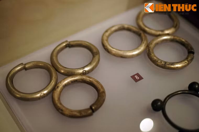 Vòng tay bằng bạc của phụ nữ dân tộc Ê Đê ở Đắk Lắk, sưu tầm năm 1967.