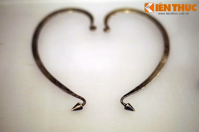 Hoa tai bằng bạc của người H'mông ở Cao Bằng, niên đại đầu thế kỷ 20.