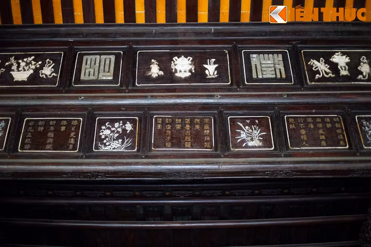 Phần trang trí nội thất chính của ngôi điện là các liên ba, đồ bản chạm khắc theo lối nhất thi nhất họa và nhất tự nhất họa phổ biến trong các cung điện Huế. Đáng chú ý trong hệ thống trang trí là những bài thơ, hầu hết là do đích thân vua Thiệu Trị sáng tác.