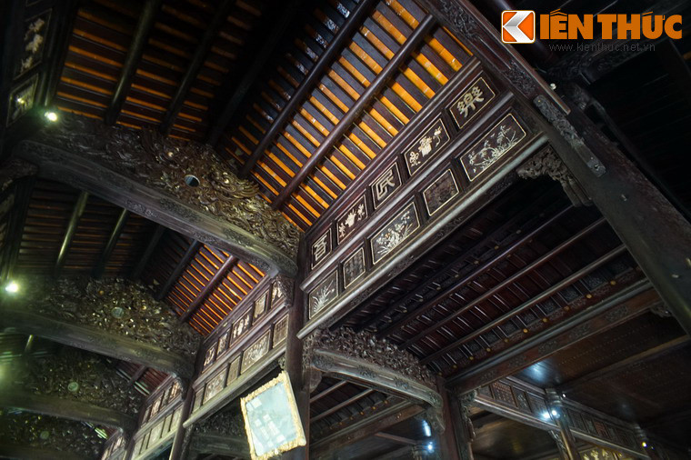 Ðiểm đặc biệt nổi bật nhất ở nghệ thuật kiến trúc điện Long An là sự kết hợp hài hòa giữa kết cấu kiến trúc và trang trí mỹ thuật. Những chi tiết gỗ của điện không sơn son thếp vàng, chỉ để mộc trơn và được tô điểm bằng các kỹ thuật chạm trổ tinh xảo.