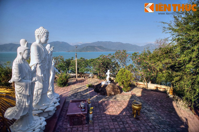 Tượng Tam Thế Phật của tịnh xá Ngọc Sơn có quy mô khá lớn, nằm trên một mỏm đồi có địa thế rất đẹp với tầm nhìn bao quát vịnh Nha Phu.