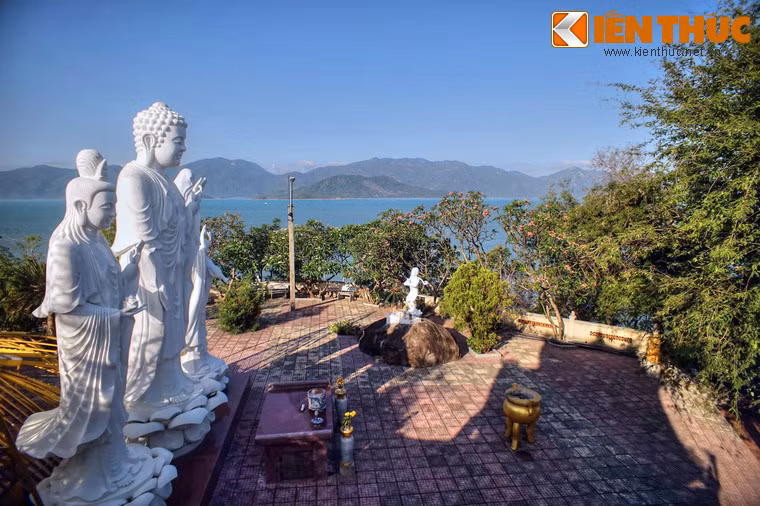 Tượng Tam Thế Phật của tịnh xá Ngọc Sơn có quy mô khá lớn, nằm trên một mỏm đồi có địa thế rất đẹp với tầm nhìn bao quát vịnh Nha Phu.