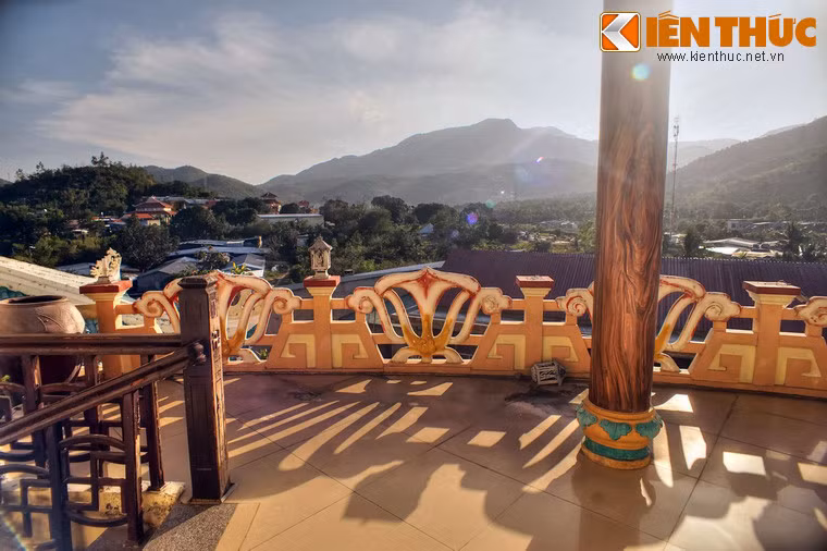 Không gian của tịnh xá luôn chú trọng đến sự tĩnh lặng và gần gũi với thiên nhiên. Theo thông lệ, phật tử phương xa có thể đến tịnh xá tham quan, nghỉ ngơi và thực hiện những khóa tu ngắn ngày.