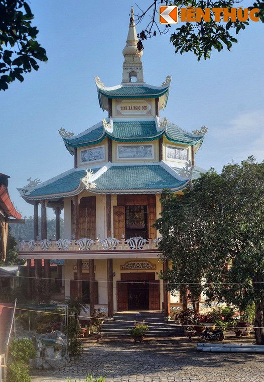 Tịnh xá có trong một khuôn viên rộng rãi và thoáng đãng với nhiều cây xanh. Công trình nổi bật của tịnh xá là tháp Ngọc Xá Lợi, một tòa tháp nhiều tầng mang những nét kiến trúc truyền thống của Phật giáo Việt Nam.