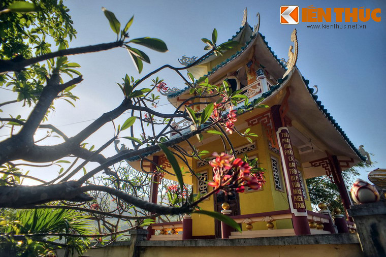 Lầu chuông của tịnh xá nằm cách tượng Tam Thế Phật không xa.