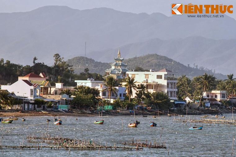 Nằm bên bờ vịnh Nha Phu, một thắng cảnh nổi tiếng của Nha Trang, tịnh xá có thể được nhìn thấy từ xa với tòa tháp Ngọc Xá Lợi cao vút, nổi bật trên nền núi xanh.