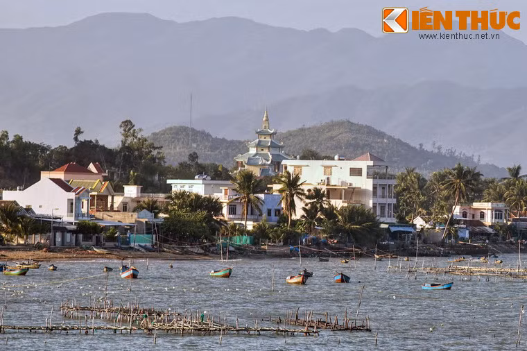 Nằm bên bờ vịnh Nha Phu, một thắng cảnh nổi tiếng của Nha Trang, tịnh xá có thể được nhìn thấy từ xa với tòa tháp Ngọc Xá Lợi cao vút, nổi bật trên nền núi xanh.