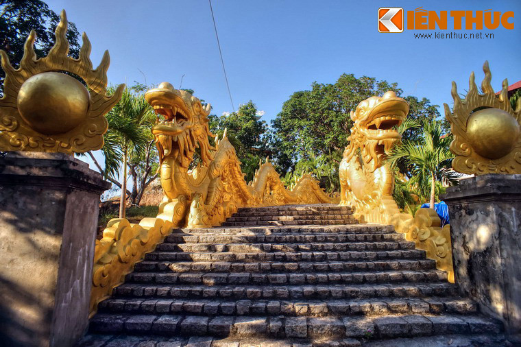 Đối diện với tháp Ngọc Xá Lợi là lối lên tượng Tam Thế Phật. Lối đi được lát đá, hai bên là đôi rồng vàng uốn lượn theo bậc đá.