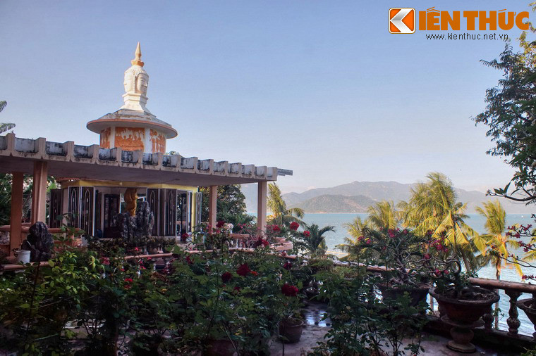 Quanh khu nhà là các mảnh vườn bài trí tinh tế với tầm nhìn hướng ra vịnh Nha Phu.