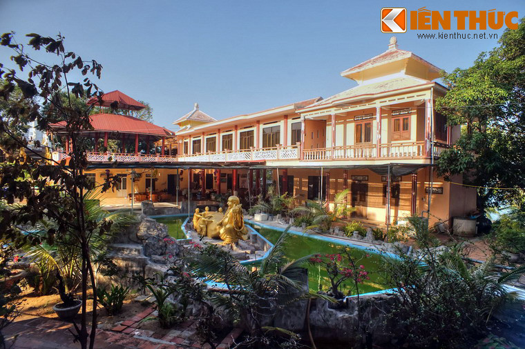 Khu nhà dành cho chư tăng, cư sĩ, du khách nằm bên tháp Ngọc Xá Lợi.