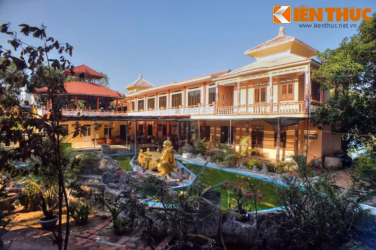 Khu nhà dành cho chư tăng, cư sĩ, du khách nằm bên tháp Ngọc Xá Lợi.