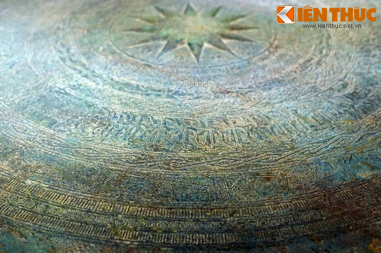 Kế tiếp là các vành đồng tâm trang trí hoa văn dạng chữ N, vòng tròn kép, vạch ngắn song song, trám lồng, hồi văn ô trám...