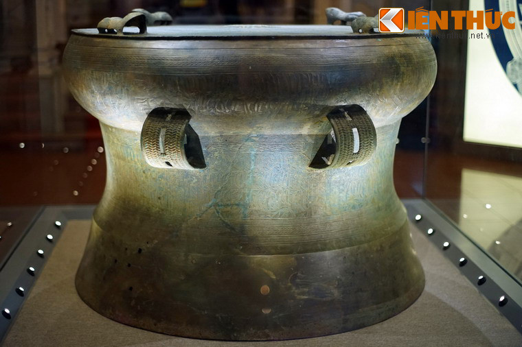 Chiếc trống này được Bảo tàng Lịch sử Quốc gia Việt Nam sưu tầm năm 2006 tại thị trấn Sao Vàng, Thọ Xuân, Thanh Hóa. Theo giám định, hiện vật có niên đại cách ngày nay khoảng 2.500 - 2.000 năm.