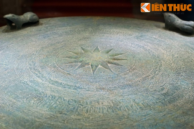 Mặt trống đồng có một ngôi sao 12 tia ở chính giữa.