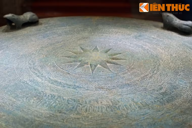 Mặt trống đồng có một ngôi sao 12 tia ở chính giữa.