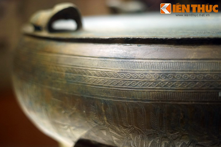 Phía trên tang trống có các vành trang trí hoa văn vòng tròn, vạch ngắn.