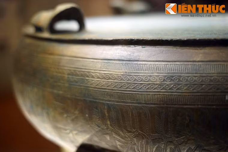 Phía trên tang trống có các vành trang trí hoa văn vòng tròn, vạch ngắn.