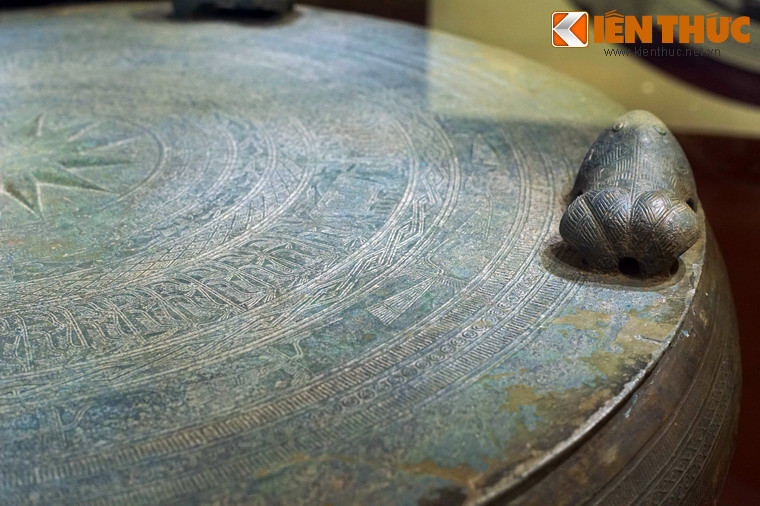 Nhìn chung, hệ thống hoa văn trang trí trên trống đồng Sao Vàng mang những nét tương đồng với các trồng đồng Đông Sơn cùng thời kỳ, phản ánh sinh động đời sống sinh hoạt của người Việt cổ.