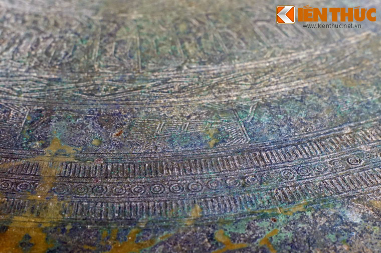 Một đường vành trang trí hình chim lạc xoay ngược chiều kim đồng hồ.