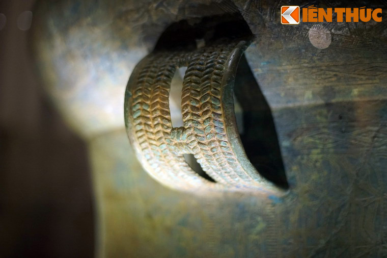 Trống có hai đôi quai kép trang trí nổi văn hình bông lúa.