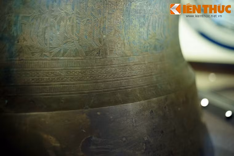 Chân trống không có hoa văn trang trí.