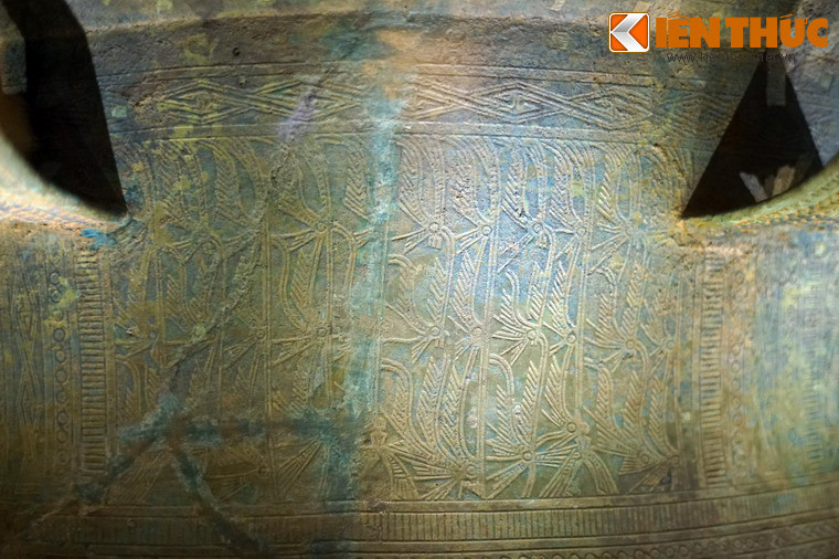 Người hóa trang lông chim...