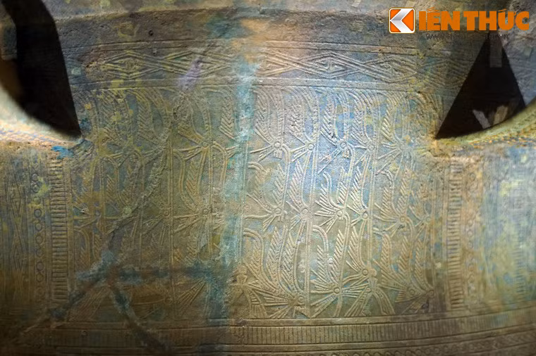 Người hóa trang lông chim...