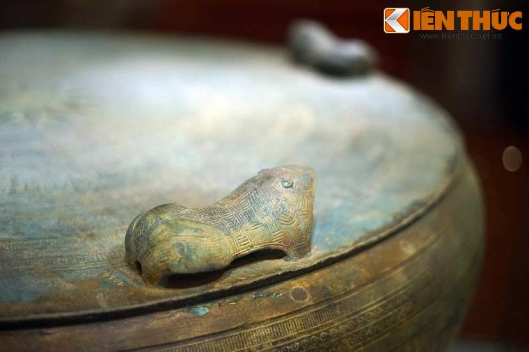 Một số hình ảnh khác về trống đồng Sao Vàng.