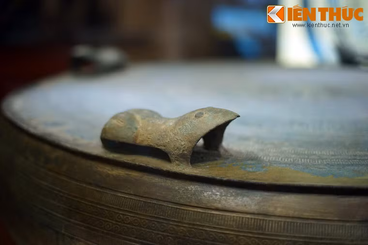 Diềm ngoài của mặt trống đính 4 tượng cóc nổi ngược chiều kim đồng hồ.