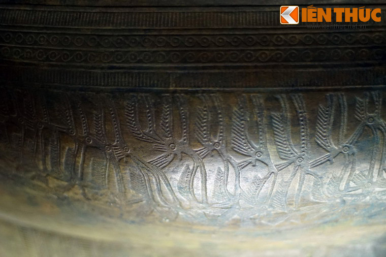 Phía dưới đúc nổi 6 hình thuyền...