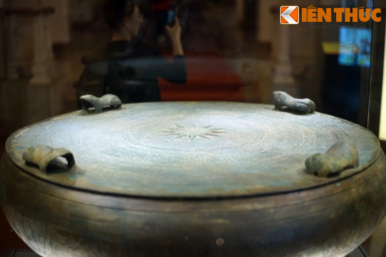 Trống thuộc loại I Heger muộn, có chiều cao 86 cm, đường kính mặt 116 cm, tình trạng còn khá nguyên vẹn.