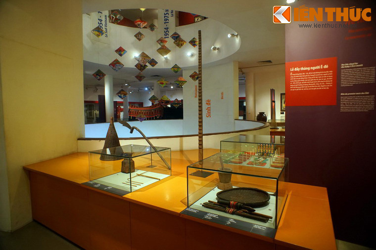 Cuối năm 2010, Bảo tàng Phụ nữ Việt Nam mở cửa trở lại hệ thống trưng bày thường xuyên sau 4 năm đóng cửa nâng cấp, chỉnh lý với 3 chủ đề: - Phụ nữ trong Gia đình - Phụ nữ trong Lịch sử - Thời trang nữ. Ảnh: Một góc khu trưng bày Phụ nữ trong Gia đình.