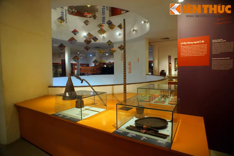 Cuối năm 2010, Bảo tàng Phụ nữ Việt Nam mở cửa trở lại hệ thống trưng bày thường xuyên sau 4 năm đóng cửa nâng cấp, chỉnh lý với 3 chủ đề: - Phụ nữ trong Gia đình - Phụ nữ trong Lịch sử - Thời trang nữ. Ảnh: Một góc khu trưng bày Phụ nữ trong Gia đình.