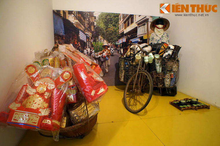 Từ khi khánh thành năm 1995, Bảo tàng Phụ nữ Việt Nam đã phát triển một bộ sưu tập hơn 25.000 tài liệu hiện vật, thực hiện thành công rất nhiều triển lãm phục vụ hàng trăm nghìn khách trong nước và quốc tế mỗi năm. Ảnh: Gian trưng bày các gánh hàng rong của phụ nữ Việt.