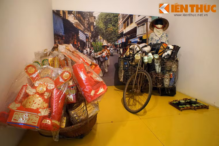 Từ khi khánh thành năm 1995, Bảo tàng Phụ nữ Việt Nam đã phát triển một bộ sưu tập hơn 25.000 tài liệu hiện vật, thực hiện thành công rất nhiều triển lãm phục vụ hàng trăm nghìn khách trong nước và quốc tế mỗi năm. Ảnh: Gian trưng bày các gánh hàng rong của phụ nữ Việt.