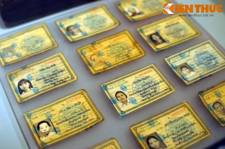 Thẻ căn cước giả của những người phụ nữ tham gia kháng chiến chống Mỹ, hiện vật ở khu trưng bày Phụ nữ trong Lịch sử.