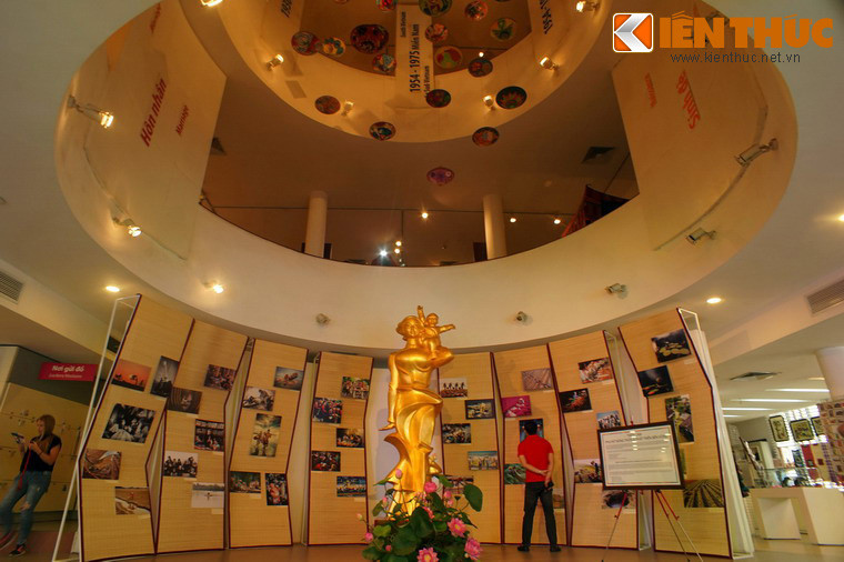 Ngược dòng lịch sử, Bảo tàng được thành lập năm 1987, trực thuộc Hội Liên hiệp Phụ nữ Việt Nam. Đây vừa là một cơ sở nghiên cứu, lưu giữ bảo quản, trưng bày những giá trị văn hóa của người phụ nữ Việt Nam, vừa là trung tâm giao lưu văn hóa phụ nữ quốc tế. Ảnh: Sảnh chính Bảo tàng.