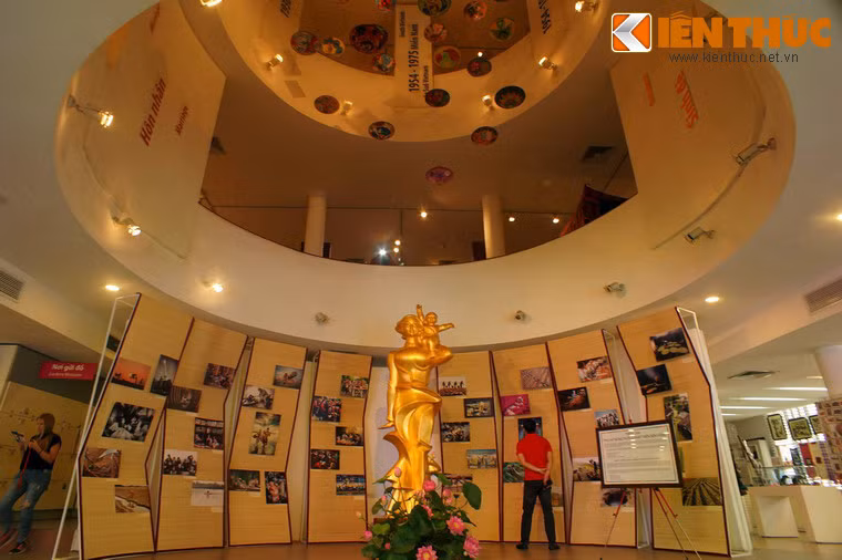 Ngược dòng lịch sử, Bảo tàng được thành lập năm 1987, trực thuộc Hội Liên hiệp Phụ nữ Việt Nam. Đây vừa là một cơ sở nghiên cứu, lưu giữ bảo quản, trưng bày những giá trị văn hóa của người phụ nữ Việt Nam, vừa là trung tâm giao lưu văn hóa phụ nữ quốc tế. Ảnh: Sảnh chính Bảo tàng.