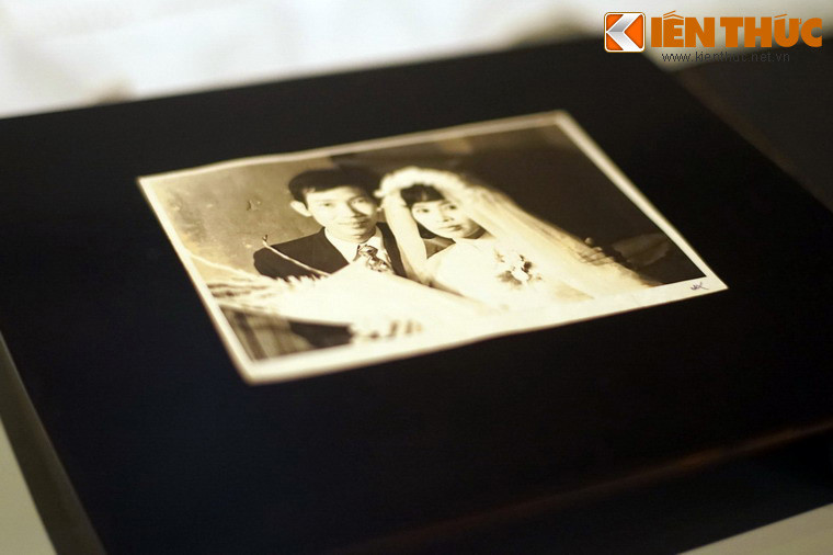 Album ảnh cưới năm 1976 của bà Nguyễn Thị Kim Bồng, một hiện vật ở khu trưng bày Phụ nữ trong Gia đình.