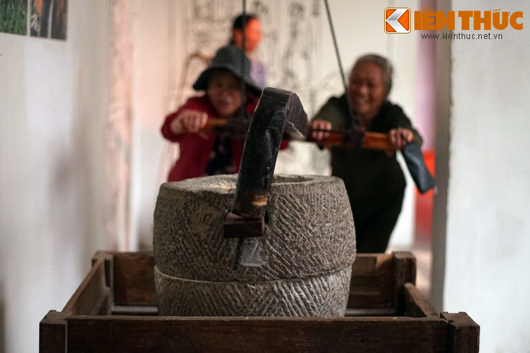 Đến Bảo tàng Phụ nữ Việt Nam, du khách trong và ngoài nước sẽ có nhiều trải nghiệm khó quên với hơn hàng nghìn tư liệu, hiện vật, hình ảnh kể lại một cách chi tiết những câu chuyện giàu ý nghĩa về người phụ nữ Việt Nam... Ảnh: Du khách trải nghiệm sử dụng cối đá, một hiện vật bảo tàng.