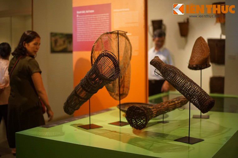 Các dụng cụ đánh bắt cá của người phụ nữ Việt tại gian trưng bày Đánh bắt, hái lượm.