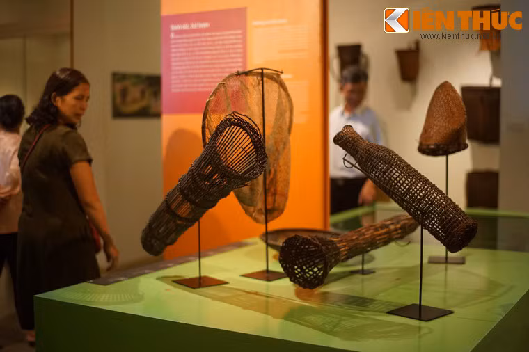 Các dụng cụ đánh bắt cá của người phụ nữ Việt tại gian trưng bày Đánh bắt, hái lượm.