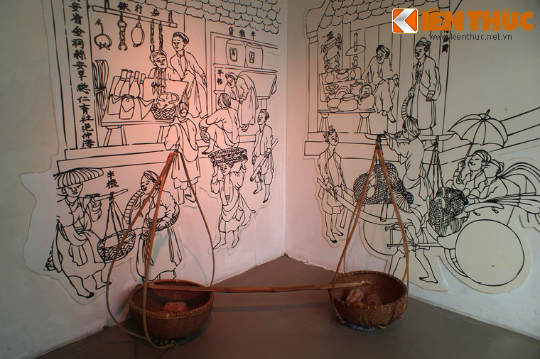 Cặp quang gánh của người phụ nữ và hình ảnh phố phường xưa được tái hiện tại hành lang bảo tàng.