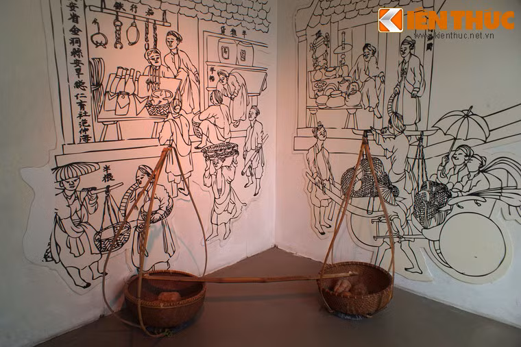 Cặp quang gánh của người phụ nữ và hình ảnh phố phường xưa được tái hiện tại hành lang bảo tàng.