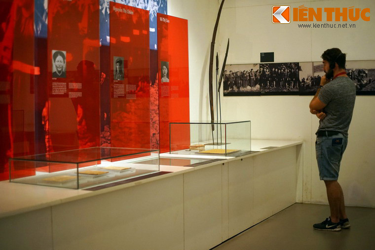 Từ năm 2012 cho đến nay, Bảo tàng Phụ nữ Việt Nam luôn nằm trong top những điểm du lịch hấp dẫn nhất Hà Nội, theo đánh giá của TripAdvisor, website du lịch lớn nhất thế giới. Ảnh: Một du khách nước ngoài tại khu trưng bày Phụ nữ trong Lịch sử.