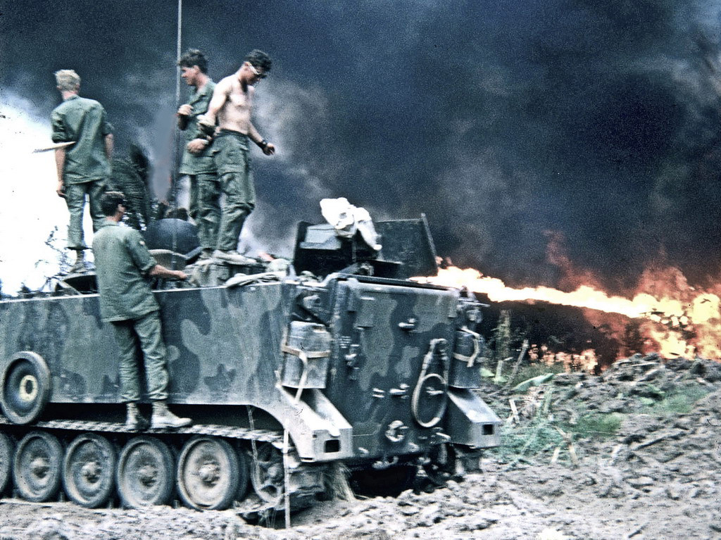 Quân đội Mỹ thường dùng loại vũ khí này để thiêu rụi nhà cửa, làng xóm, rừng cây. Ảnh: 15thengineer.