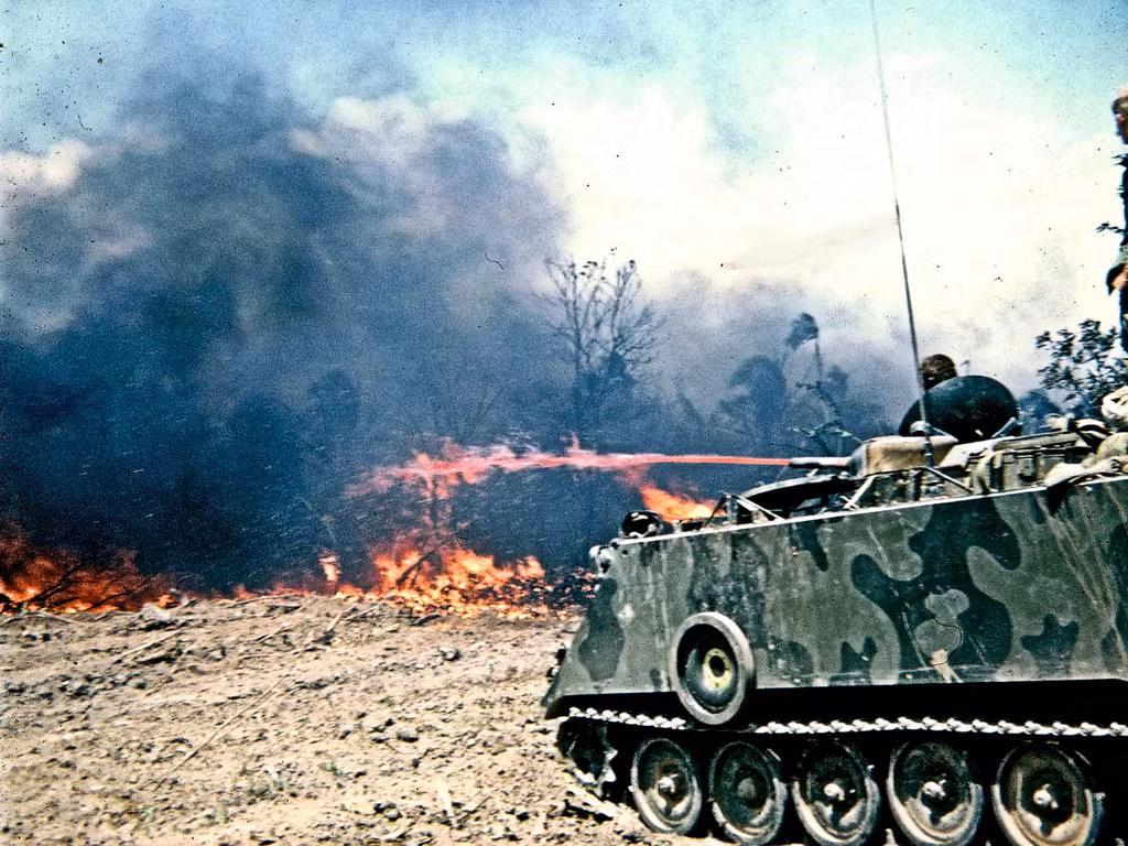 Lượng nhiên liệu của xe đủ để phun lửa trong vòng 32 giây và phun xa tới khoảng cách gần 200 mét. Ảnh: 15thengineer.