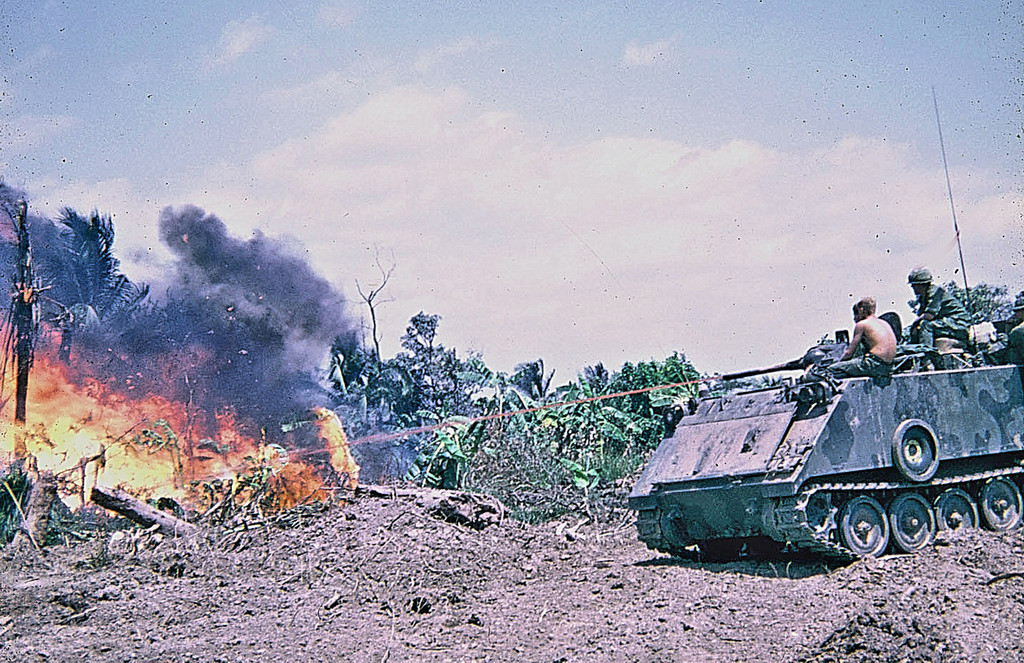 Luồng lửa do xe thiết giáp M132 tạo ra có sức tàn phá không thua kém bom napalm. Ảnh: 15thengineer.