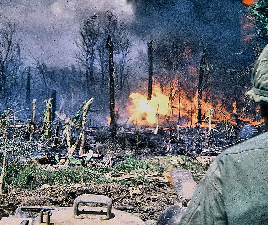 Một số hình ảnh do lính Mỹ ghi lại khi tác chiến trên một chiếc thiết giáp M132 thời chiến tranh Việt Nam. Ảnh: 15thengineer.