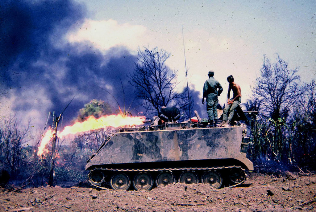 Khoang chở quân của xe được dành chỗ để lắp 4 bình chứa nhiên liệu hình cầu (mỗi bình 50 gallon). Ảnh: 15thengineer.